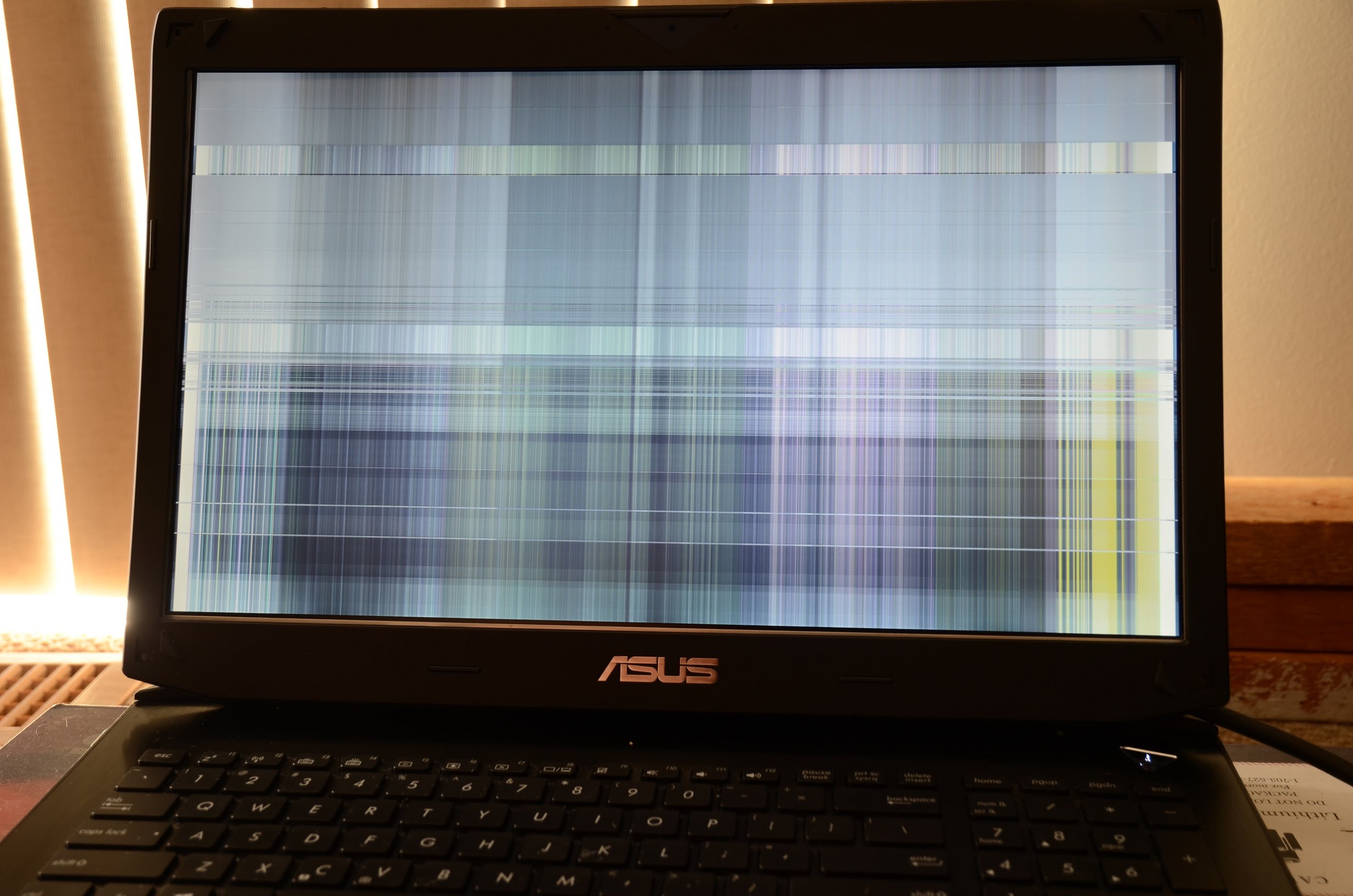 Экран note 1. ASUS Laptop's Screen. Монитор ноутбука асус. Разбитый экран ноутбука. Ноутбук с разбитым экраном.